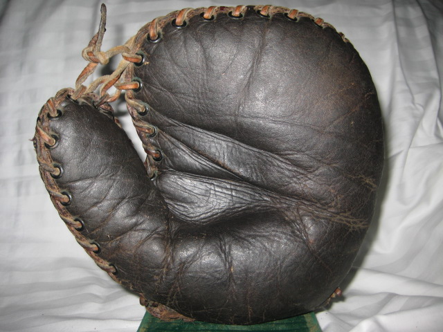 Spalding Black Basemitt Front